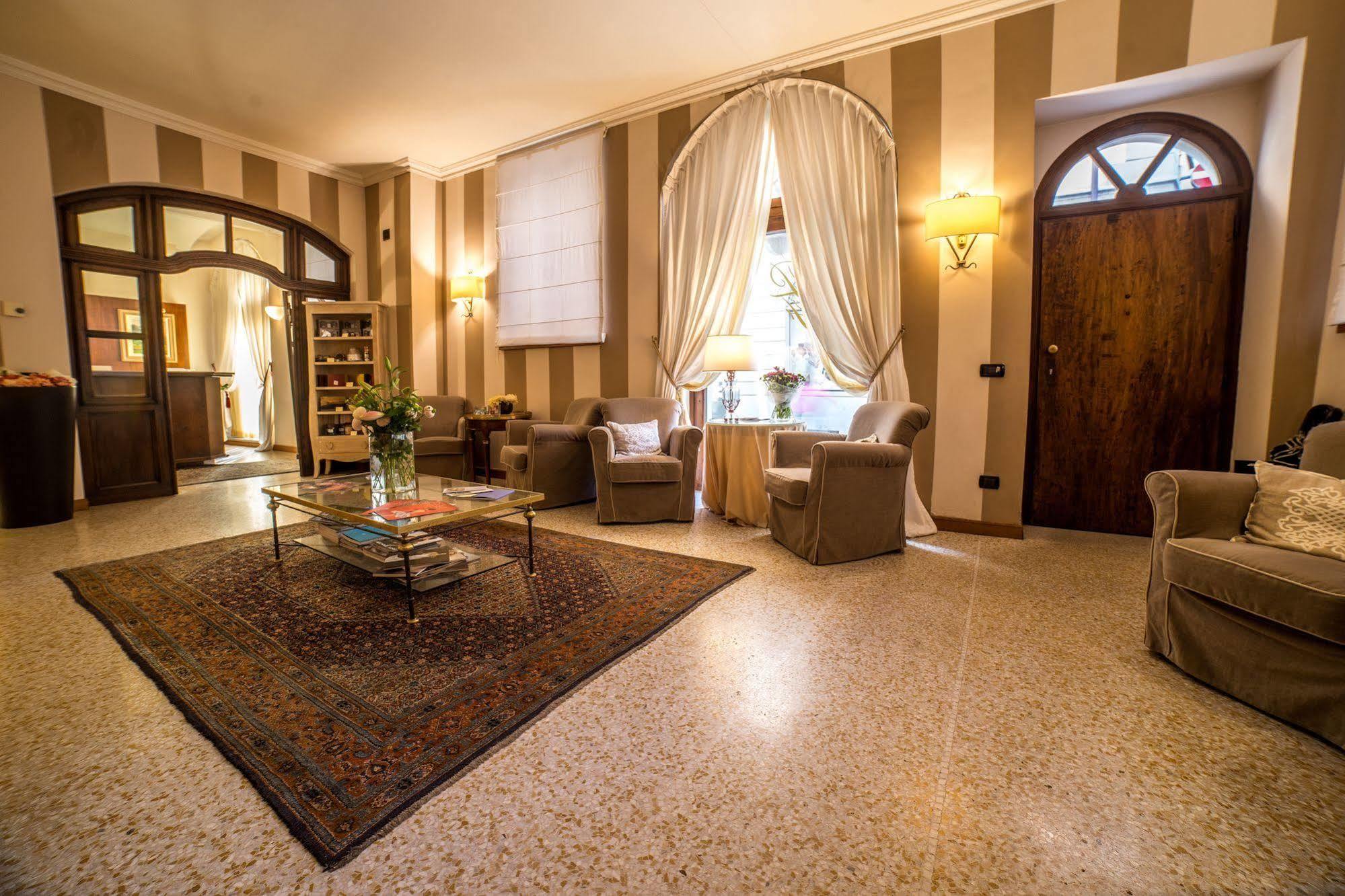 Palazzo Finati Bed & Breakfast Alba  Ngoại thất bức ảnh
